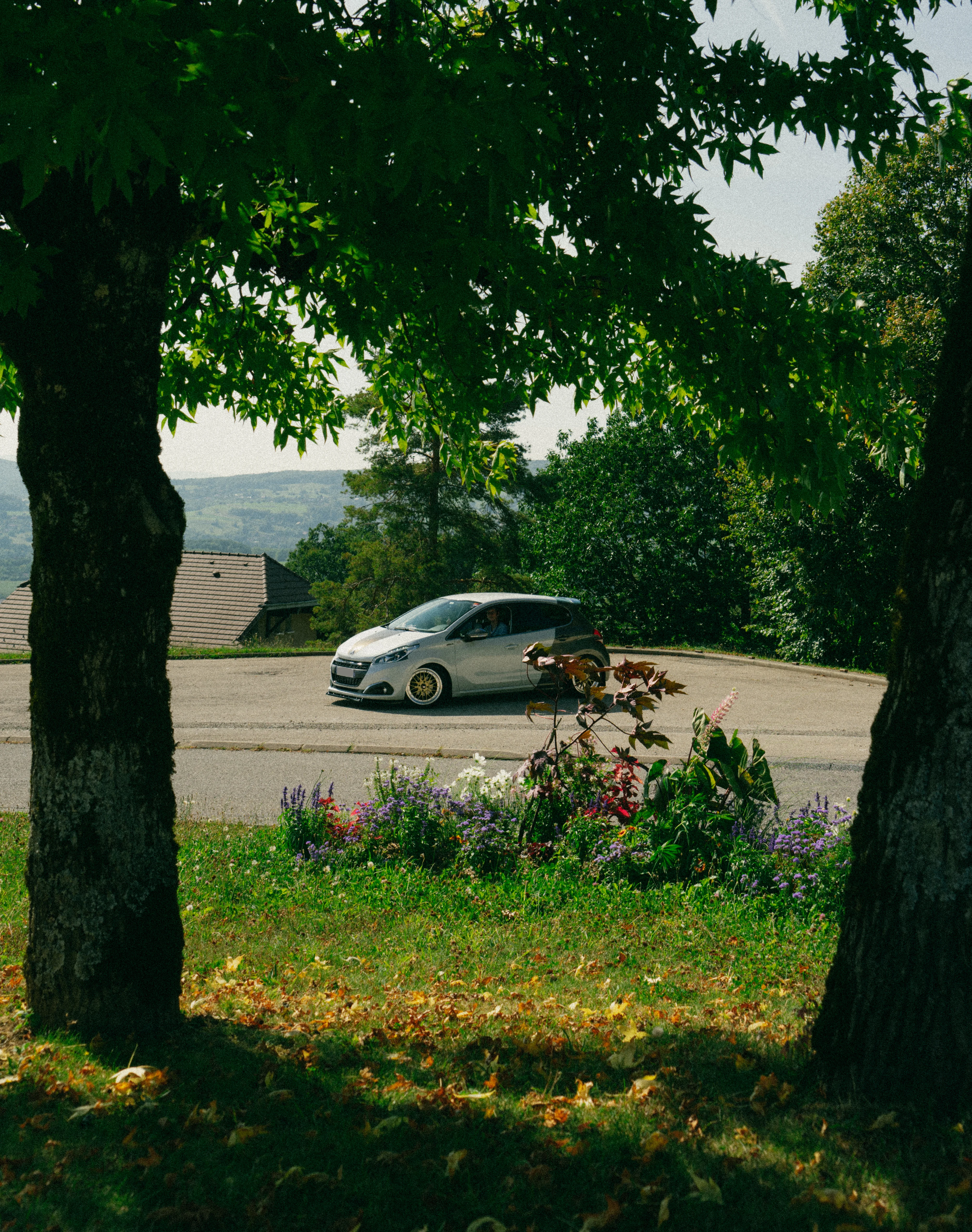 Stance Peugeot 208, style tunning bannière Street Car Society