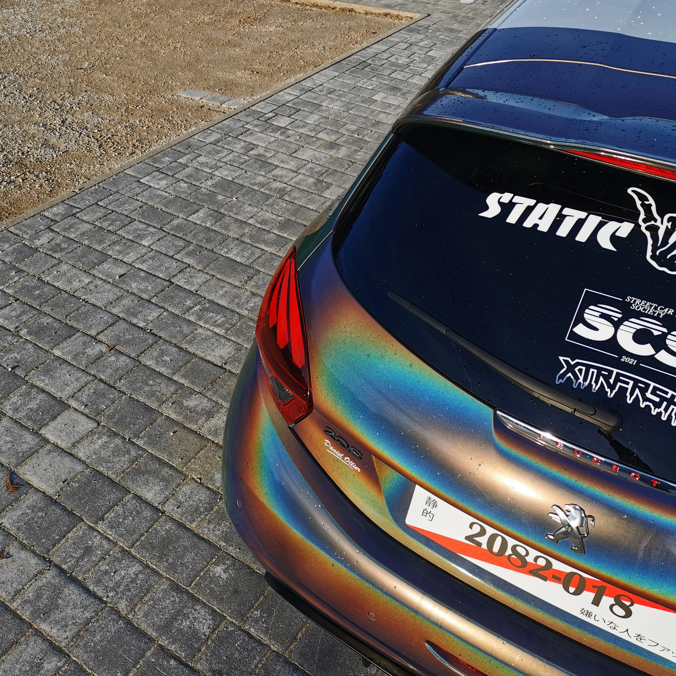 Peugeot 208 stance modifiée style tinning, banière Street Car Society